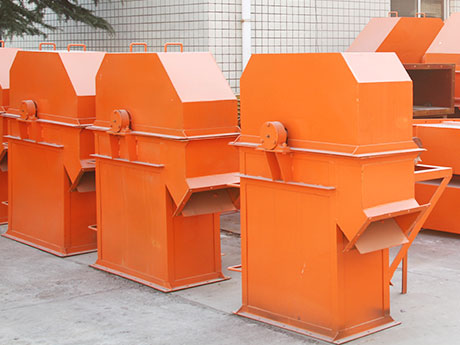 斗式提升機(jī)利用均勻固接于無(wú)端牽引構(gòu)件上的一系列料斗，豎向提升物料的連續(xù)輸送機(jī)械。分為環(huán)鏈、板鏈和皮帶三種。